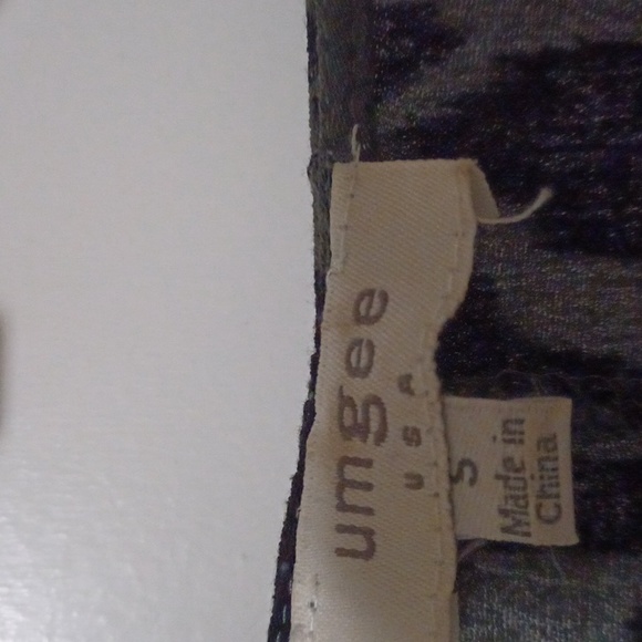 Umgee V neck green and black animal print top - Picture 2 of 4